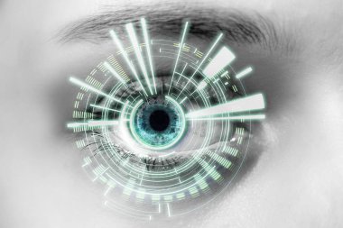 Bir kadının dijital arabirimi ile göz