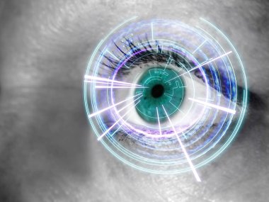 Bir kadının dijital arabirimi ile göz