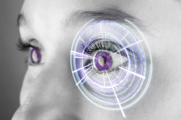 Occhio di donna con interfaccia digitale — Foto Stock
