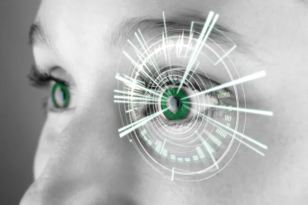 デジタル インター フェースを持つ女性の目 — ストック写真
