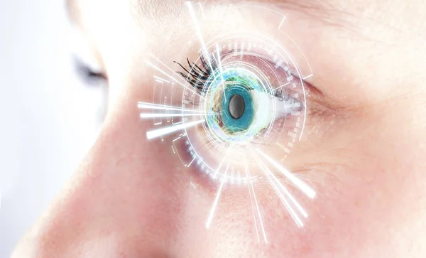 Silmä naisen digitaalinen käyttöliittymä — kuvapankkivalokuva