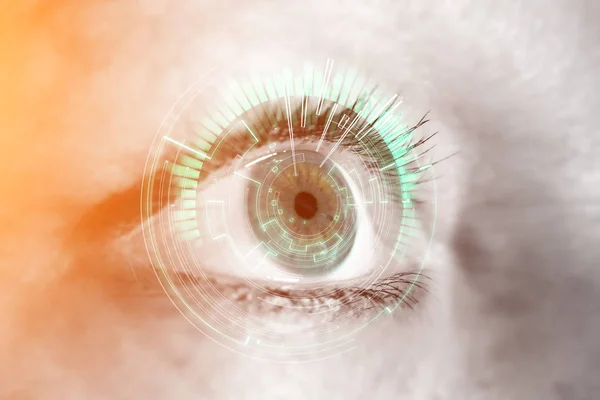 Глаз женщины с цифровым интерфейсом — стоковое фото