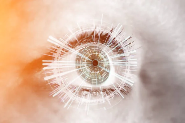 Глаз женщины с цифровым интерфейсом — стоковое фото