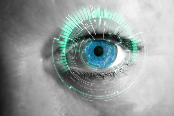 Auge einer Frau mit digitaler Schnittstelle — Stockfoto