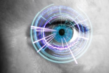 Bir kadının dijital arabirimi ile göz