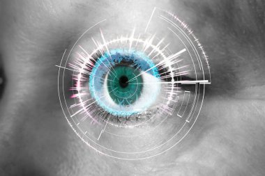 Bir kadının dijital arabirimi ile göz