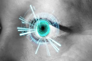 Bir kadının dijital arabirimi ile göz