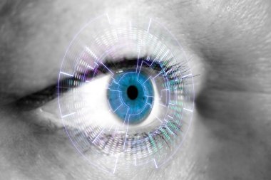 Bir kadının dijital arabirimi ile göz