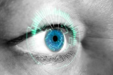 Bir kadının dijital arabirimi ile göz