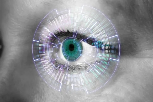 Olho de uma mulher com interface digital — Fotografia de Stock