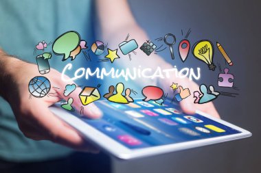 Tablet ile iletişim başlığı ve birden çok tutan adam kavramı