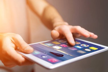 Siyah tablet işletim sistemi ekran ile tutan el