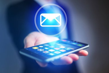 Kavram smartphone arabirim üstünde e-posta gönderme mesaj ŞA