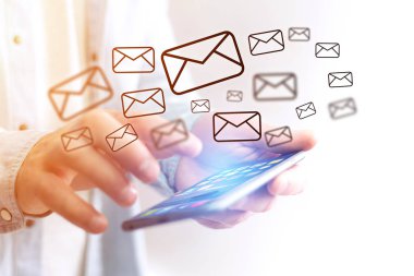 Kavram smartphone arabirim üstünde e-posta gönderme mesaj ŞA