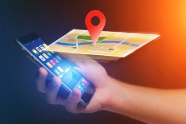 Bir akıllı telefon ile bir haritada coğrafi yerelleştirme kavramı