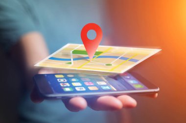 Bir akıllı telefon ile bir haritada coğrafi yerelleştirme kavramı