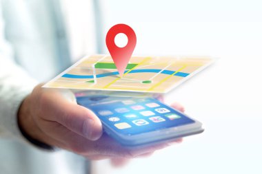 Bir akıllı telefon ile bir haritada coğrafi yerelleştirme kavramı