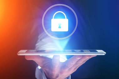 İşadamı el cep telefonu soyunma simgesi ile tutarak 