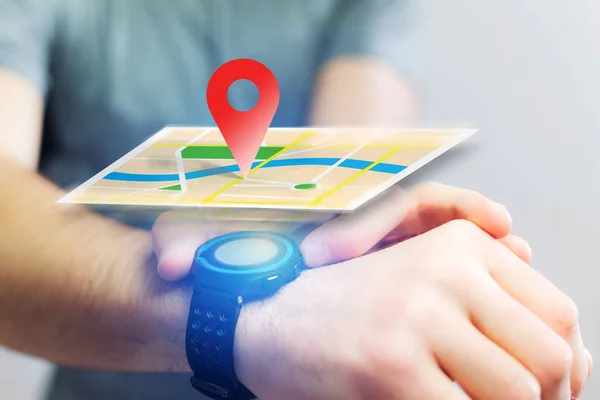 Conceito de localização em um mapa com um smartwatch — Fotografia de Stock