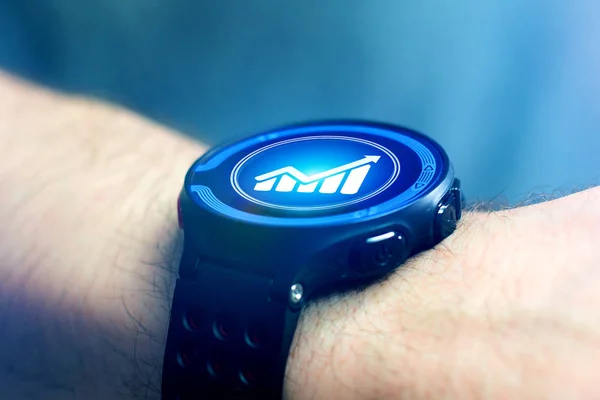 Empresário mão segurando smartwatch com ícone de carro — Fotografia de Stock