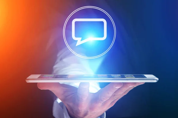 Konzeptansicht des Versands von E-Mails auf Smartphone-Schnittstelle mit Nachrichten-Symbol herum — Stockbild Konzept des Versands von E-Mails auf Smartphone-Schnittstelle mit Nachricht ic — Stockfoto