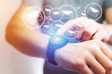 Kavramı bir teknoloji smartwatch arabirimi ile e-posta gönderme