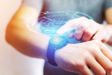 Smartwatch dışarı gidiyor bir fütüristik teknoloji tekerlek kavramı