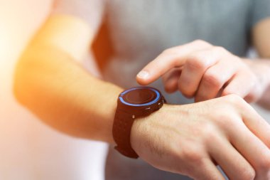 El ile teknoloji perde siyah smartwatch tutarak