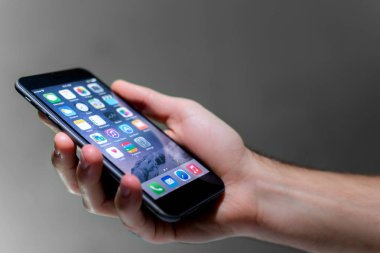 Siyah smartphone ile işletim sistemi ekran tutan el