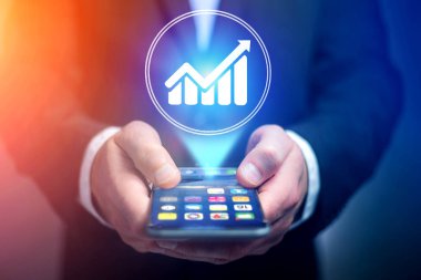 Hareket eden telefon ile grafik simgesini tutan işadamı el 