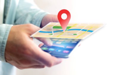 Bir akıllı telefon ile bir haritada coğrafi yerelleştirme kavramı