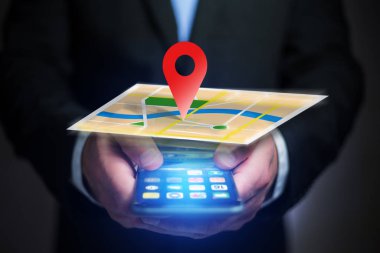 Bir akıllı telefon ile bir haritada coğrafi yerelleştirme kavramı