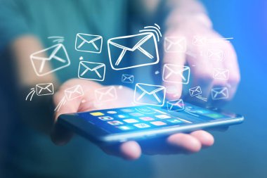 Kavram smartphone arabirim üstünde e-posta gönderme mesaj ŞA