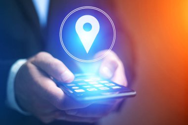 Bir akıllı telefon ile bir haritada coğrafi yerelleştirme kavramı