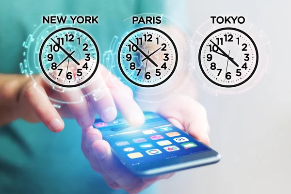 Jet lag concepto con diferente hora de tiempo a través de un teléfono inteligente — Foto de Stock