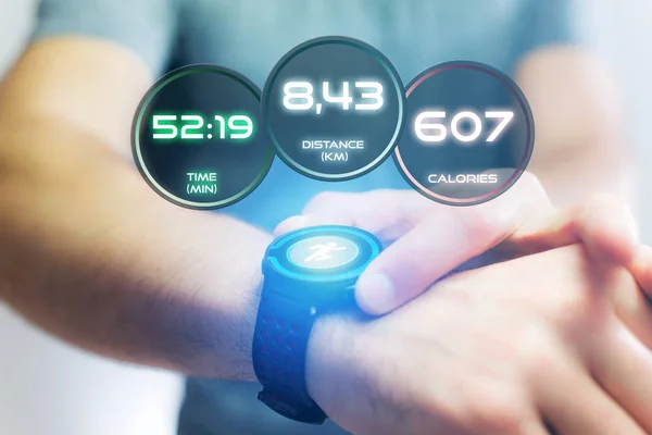 Interfaccia in esecuzione su uno smartwatch sportivo con informazioni sui dati — Foto Stock
