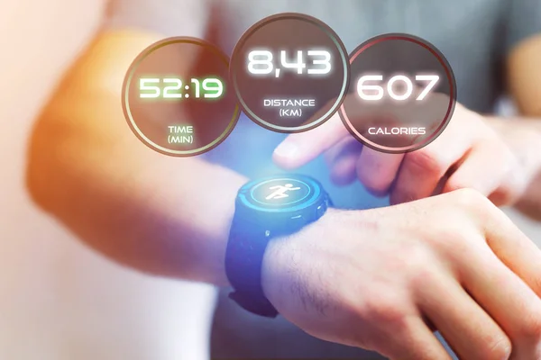 Interfaccia in esecuzione su uno smartwatch sportivo con informazioni sui dati — Foto Stock