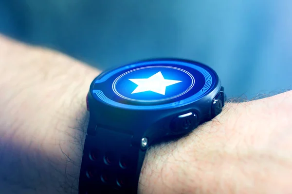 Empresário mão segurando smartwatch com ícone de carro — Fotografia de Stock