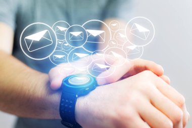 Kavramı bir teknoloji smartwatch arabirimi ile e-posta gönderme