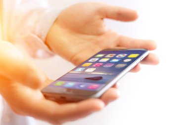 Siyah smartphone ile işletim sistemi ekran tutan el