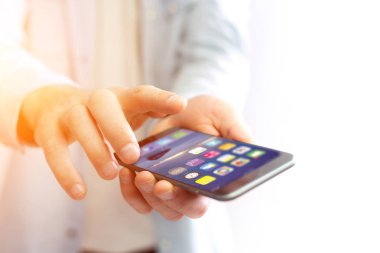 Siyah smartphone ile işletim sistemi ekran tutan el