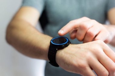 El ile teknoloji perde siyah smartwatch tutarak