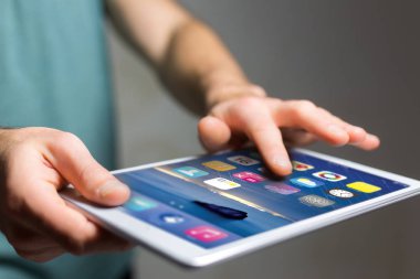 Siyah tablet işletim sistemi ekran ile tutan el