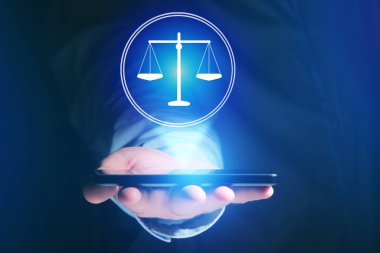 Hareket eden telefon ile Adalet simgesi tutan işadamı el 