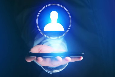 Smartphon üzerinde kişi simgesi ile profesyonel ağ kavramı