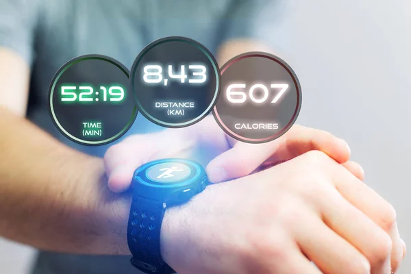 Ejecutando interfaz en un reloj inteligente deportivo con información de datos — Foto de Stock