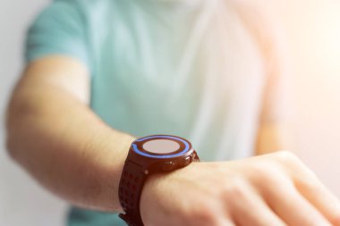 El ile teknoloji perde siyah smartwatch tutarak