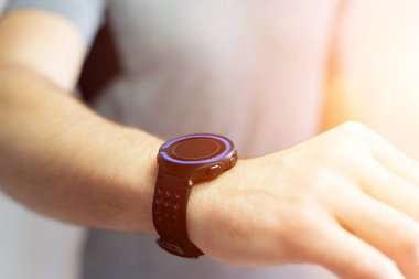 El ile teknoloji perde siyah smartwatch tutarak