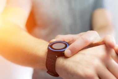 El ile teknoloji perde siyah smartwatch tutarak