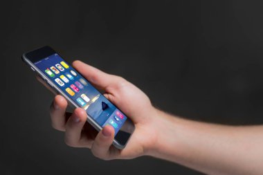 Siyah smartphone ile işletim sistemi ekran tutan el